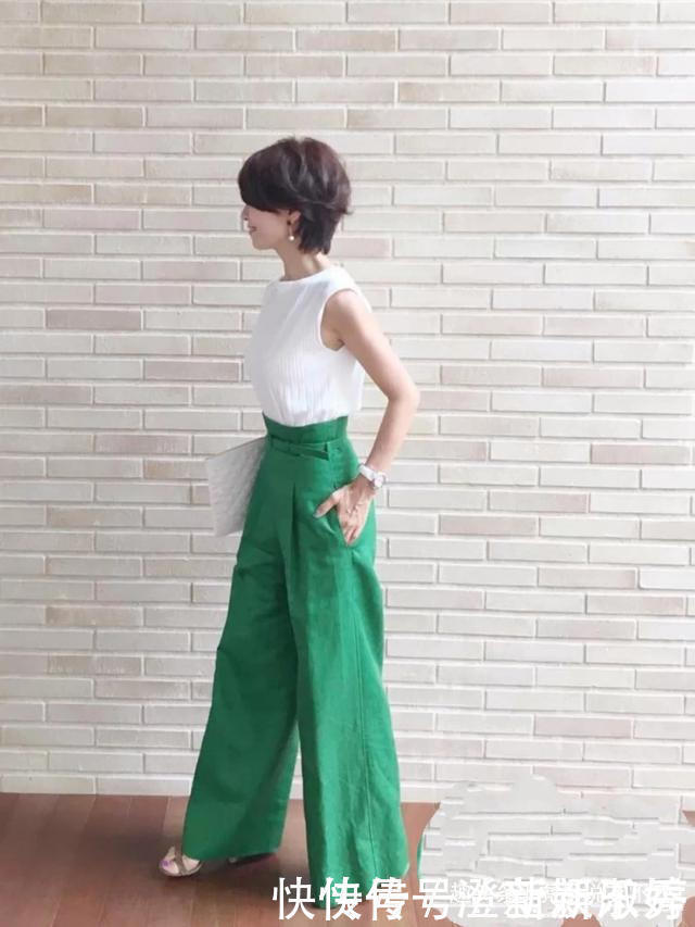 日常穿搭|这位日本主妇50岁，适龄穿搭简约又大方，堪称行走的时尚教科书