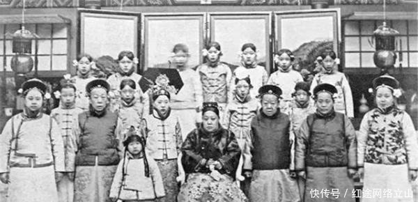 一是|晚清时期的老照片：图一是“女教师和女舍监”的合照