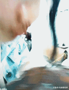 |搞笑GIF:你永远不知道妹子的脸有多大