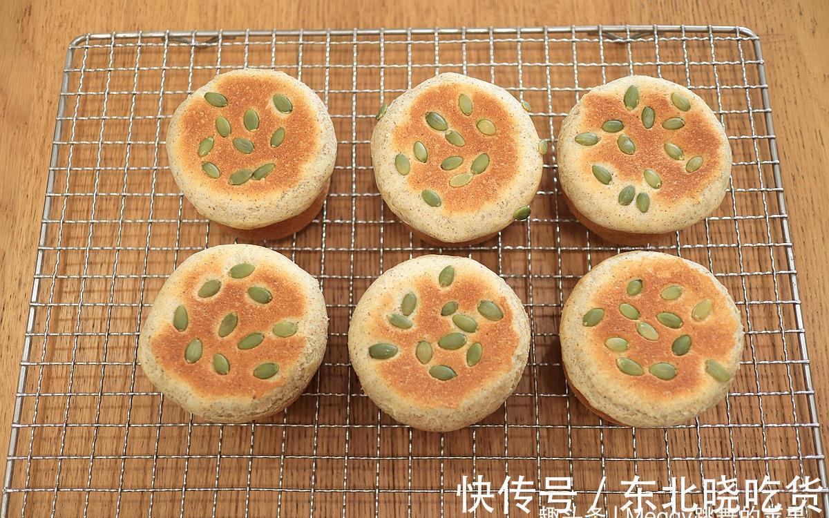 20%的黑全麦面包，颜值和营养都有了，造型很独特，口感很暄软