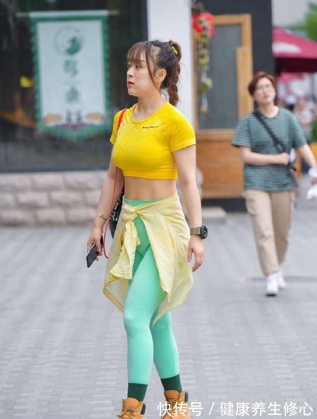 运动 休闲运动风,短款小衫配无痕运动裤,美得清爽又有活力!