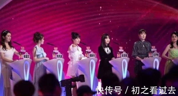 小伙子|非誠(chéng)勿擾：小伙剛上臺(tái)，24位女嘉賓集體滅燈說(shuō)：他像外賣小哥