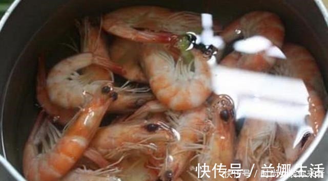 水煮虾,只加生姜和食盐可不够,多加这“2味”,虾肉不腥不柴!