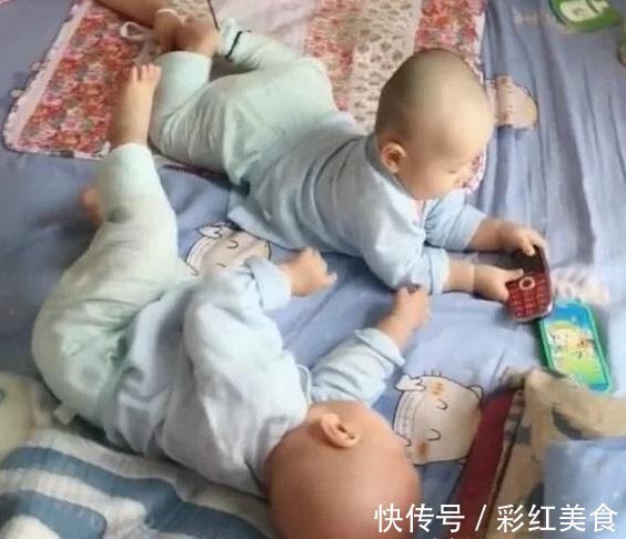 妈妈|妈妈困坏了想睡觉,担心双胞胎乱爬,于是想了个妙招,真有才