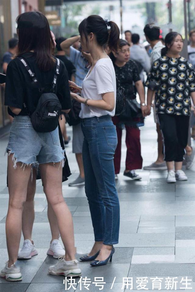 小姐姐搭配了一件白色T恤,轻松展现出了休闲靓丽的造型