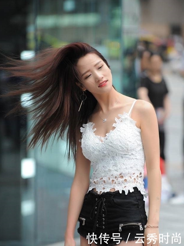  魅力十足|魅力十足的牛仔裤小姐姐突显腿部迷人轮廓，尽显美轮美奂的气质！