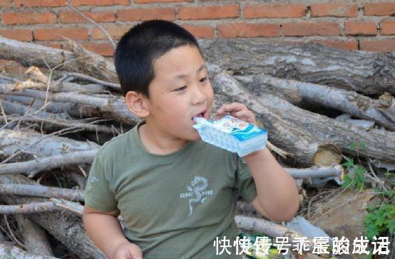 营养物质|初三男孩连续3年睡前喝奶,两年只长3公分,医生:愚昧毁了娃