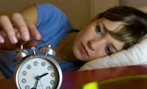 分泌|晚上睡不着总是失眠可能是缺乏一种物质,做3件事促进分泌