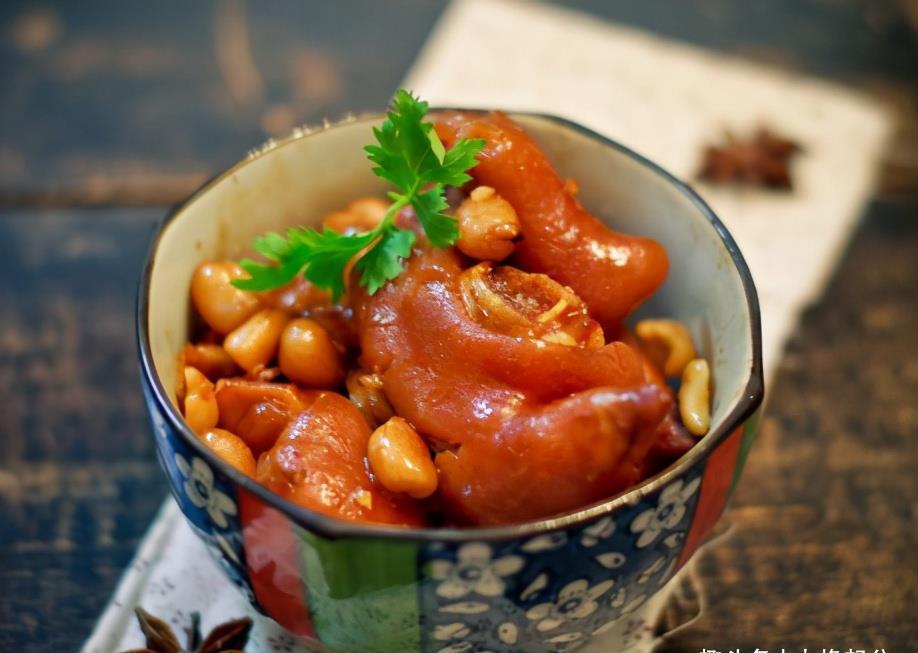 小雪节气后，吃牛肉羊肉，别忘吃猪脚，加花生一炖，满满胶原蛋白