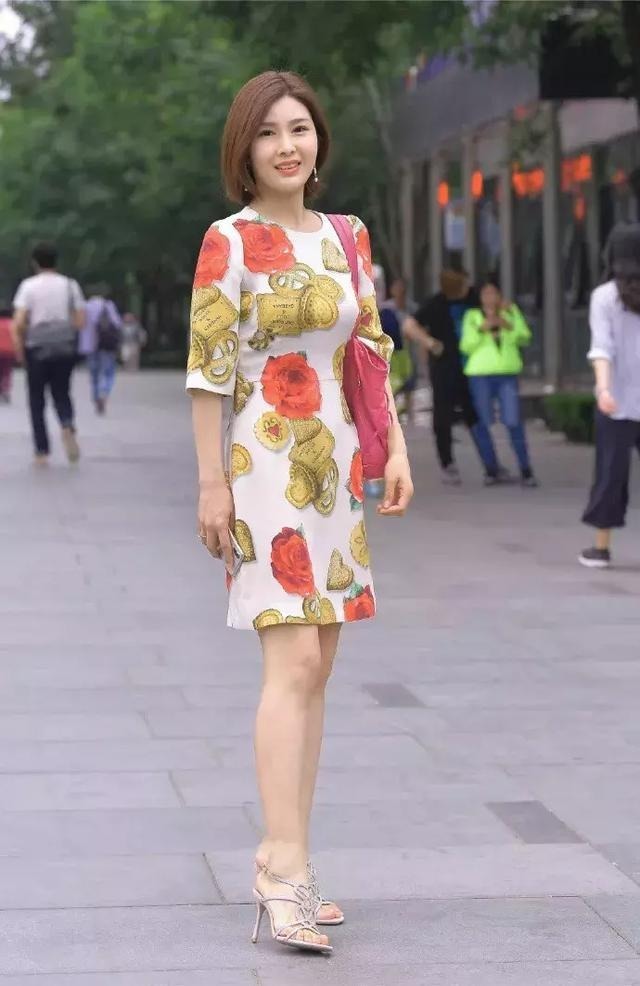 街拍:成熟有气质的美女,秀发飘逸,甜美可爱