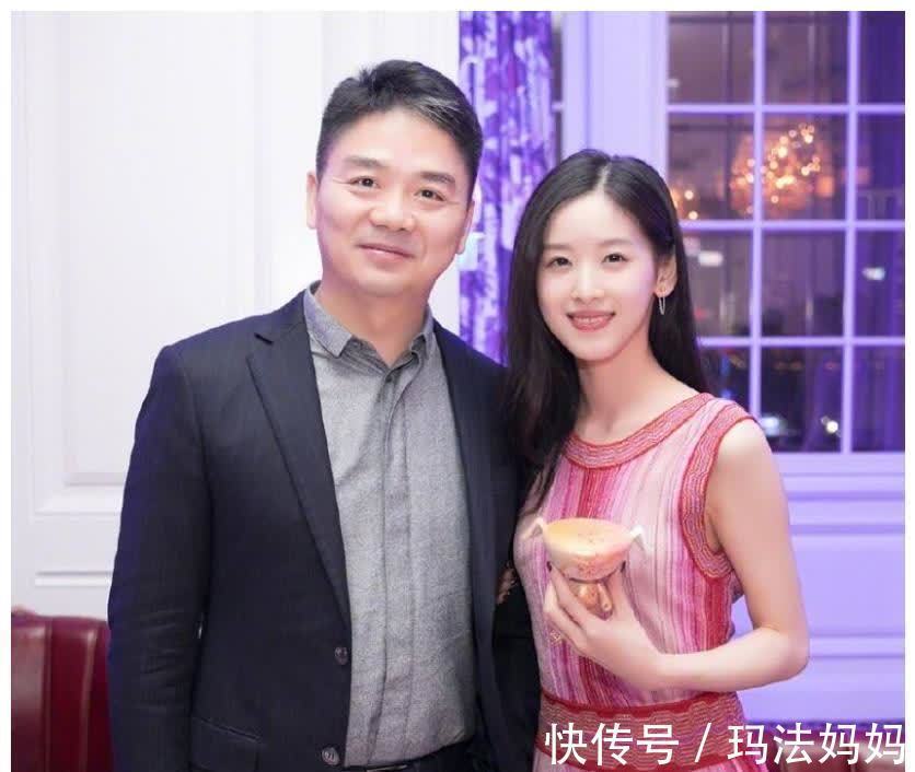 马化腾|只比刘强东大5岁的丈母娘长啥样？看到照片，网友：这不是姐妹？