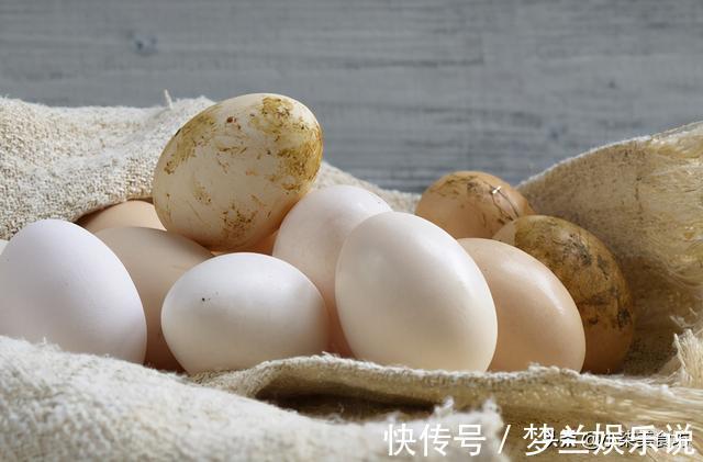 买鸡蛋，挑红皮的还是白皮的好？养鸡大爷无意说漏嘴，别再买错了