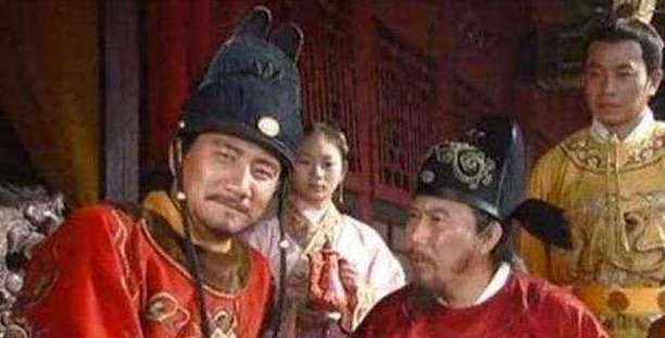 大臣#明朝皇帝出上联日在东,月在西,天生成明字,大臣对下联恐慌