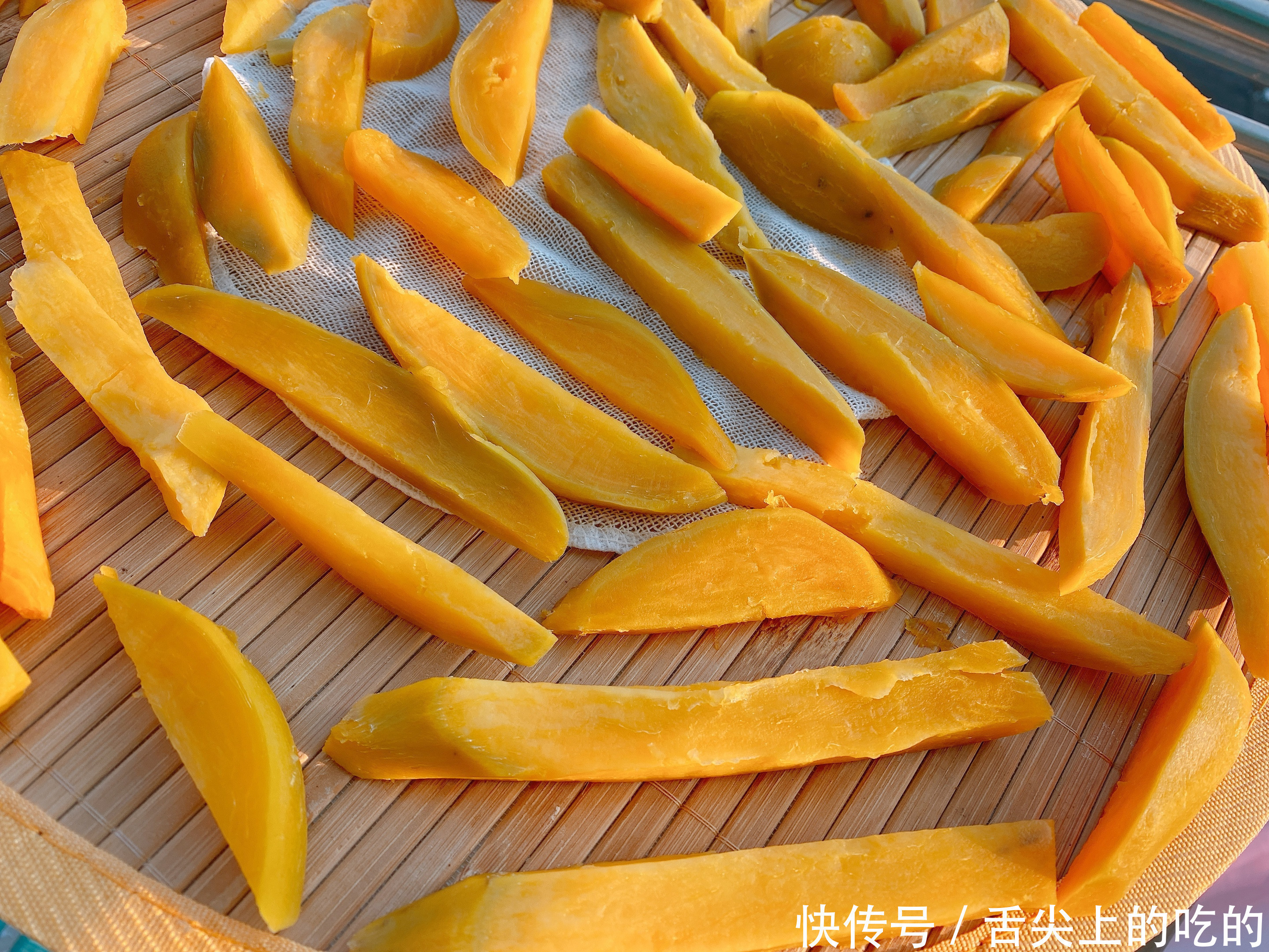 在家自制地瓜干原来这么简单,颜色不发黑香甜有嚼劲,保存时间久