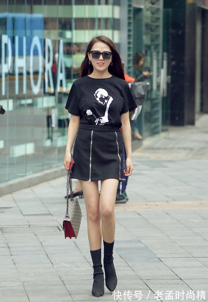 开衫|街拍,开衫毛衣内搭米色连衣裙,时髦又有女人味!