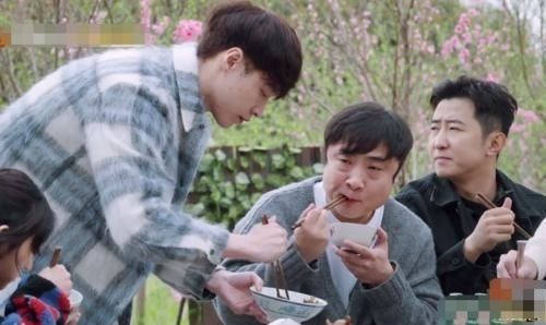 黃磊在大家吃飯時(shí)去洗澡,張藝興隨后做法太暖了,難怪師父疼他!