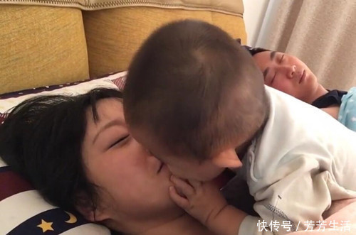 宝宝|一岁宝宝的“暖心叫早”方式火了,网友:这样的娃给我来一打