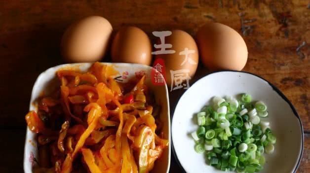 榨菜炒鸡蛋,给肉都不换,香味浓郁,可口下饭