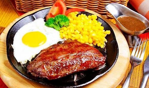吃牛排时,为何旁边放一颗半熟鸡蛋?不懂赶紧看,免得以后闹笑话