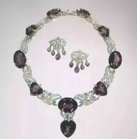 富美|一个论斤买卡地亚珠宝 的女人,是一个怎样的白富美?