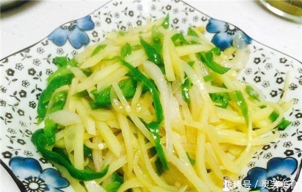 “多加1味”配料,让简单的青椒土豆丝好吃翻倍!不试不知道呢