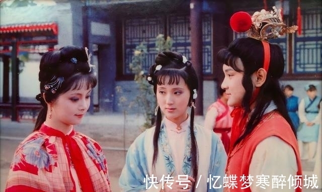 薛宝钗!薛宝钗娴雅,薛宝琴完美,薛蝌温润如玉,为啥只有薛蟠不成器?