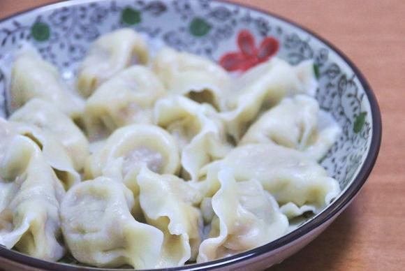 包芹菜饺子,直接拌馅就废了!多做一步,又绿又入味,鲜嫩多汁!