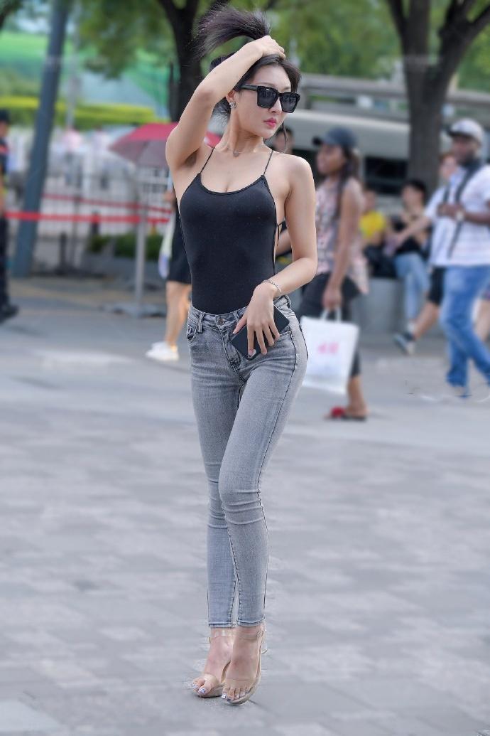 风情|街拍:拥有修长美腿,释放修身牛仔裤的风情!