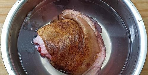 年夜饭“虎皮肘子”怎么做好吃？记住这2个诀窍，口感软烂味香