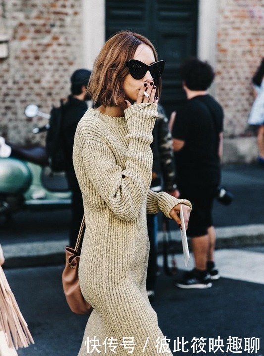 羽绒服|今年秋冬流行“针织裙”,显高时髦还抢镜,搭配羽绒服大衣都好看