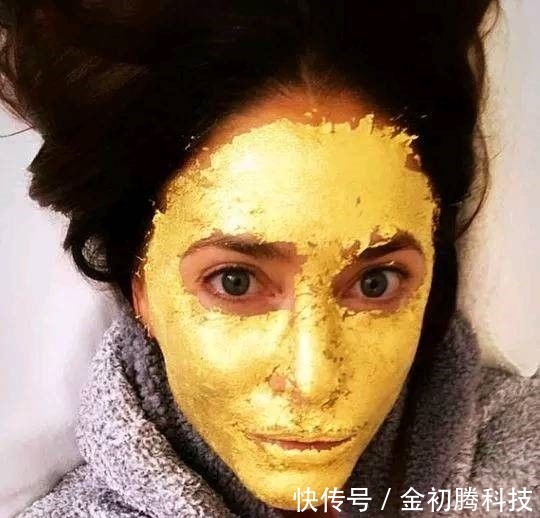 护肤 女子年近五十岁,追求极致保养,护肤都是用的黄金面膜