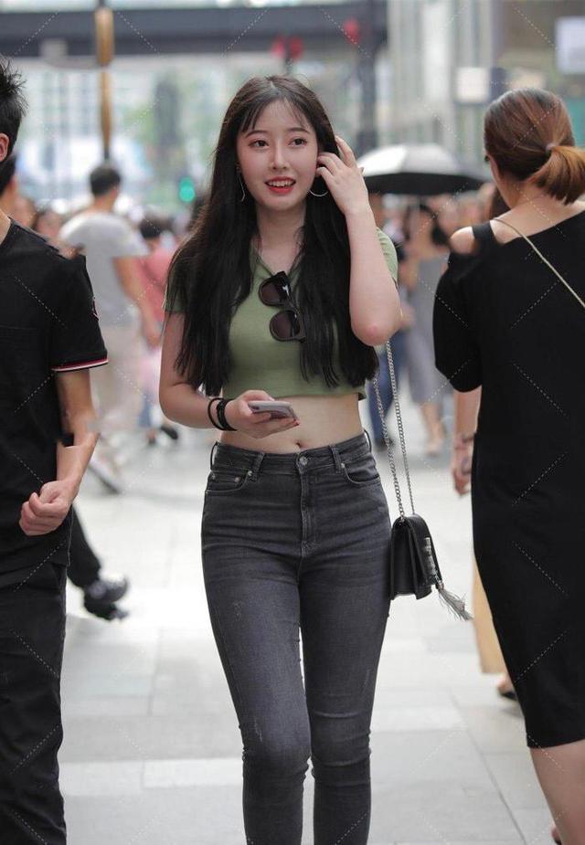 轻便时尚的绿色短T,搭高腰牛仔裤,极简风格的穿搭,美的很自然