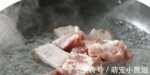 排骨|为啥排骨焯水后变得又腥又柴?看完大厨做法才明白,原来用错水了