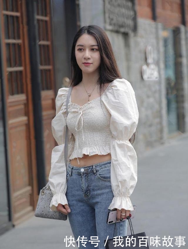 休闲|喜爱休闲风格的您,时尚修身牛仔裤值得一试,简单穿搭也很美