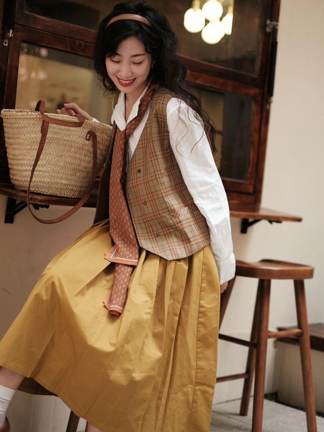 搭配 秋冬,复古风穿搭怎么搭?格子马甲+黄色半身裙,复古又时髦