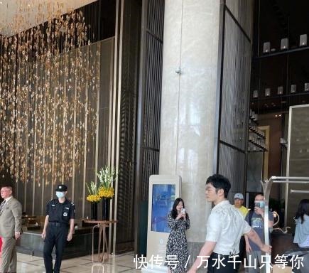 秀一秀|黄晓明《中餐厅》路透曝光,穿白色衬衫超帅气,嘉宾阵容疑曝光