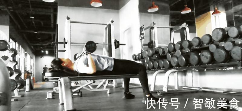 胸型|五个胸部动作，帮你改善驼背，让胸型更为饱满，上半身更有线条