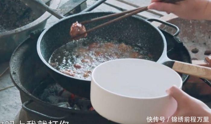 黄磊做的“肉丸子”能吃吗导演忘开滤镜穿帮，网友送我也不吃