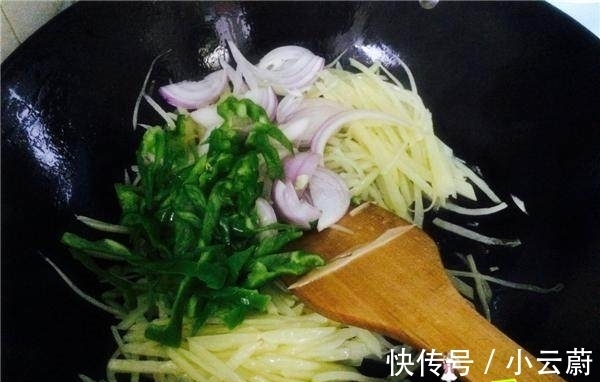 翻倍|“多加1味”配料，让简单的青椒土豆丝好吃翻倍！不试不知道呢