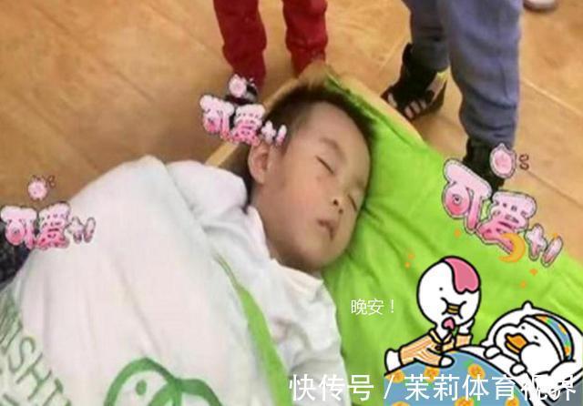 睡眠时间|幼儿园“贪睡宝宝”赖床不起,老师同学全员出动,宝宝依旧睡得香