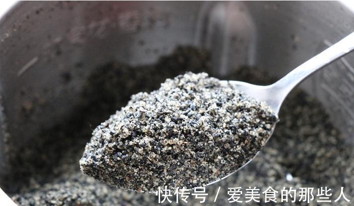 核桃和黑芝麻是绝配，教你简单做法，做一次吃一冬天，随吃随取