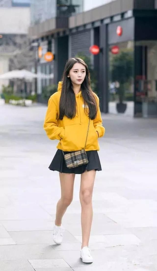 女生不用总穿卫衣遮肉，下面4种上衣今夏超流行，显瘦又时髦