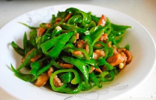 ?青椒炒肉什么时候炒青椒？大厨的炒法，青椒青翠入味，肉质鲜嫩