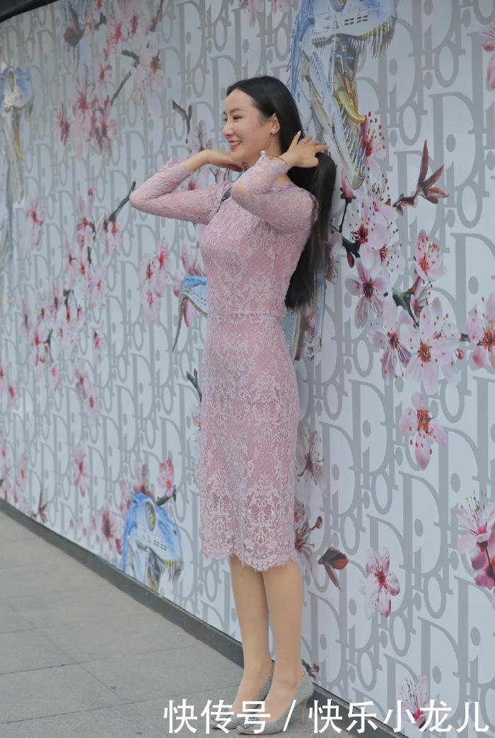 穿搭出靓丽出众的造型,款式时尚的蕾丝裙,造型显得潇洒自在