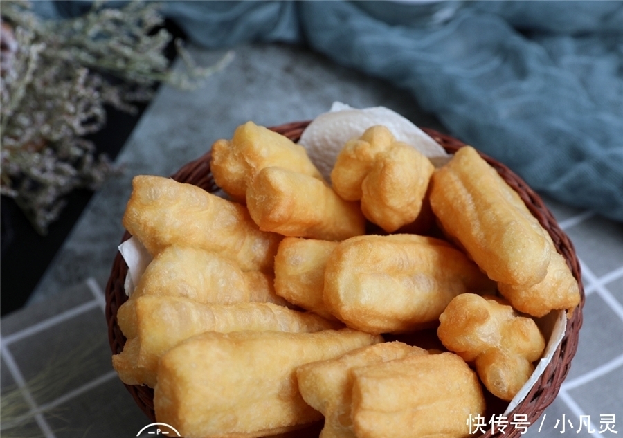 油条自己在家做,蓬松香软又清爽,好吃不油腻,比市售的健康