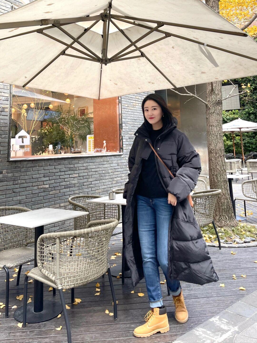 修身牛仔裤|寒冷的冬季怎么穿?羽绒服的搭配思路总结好了,穿出优雅时髦