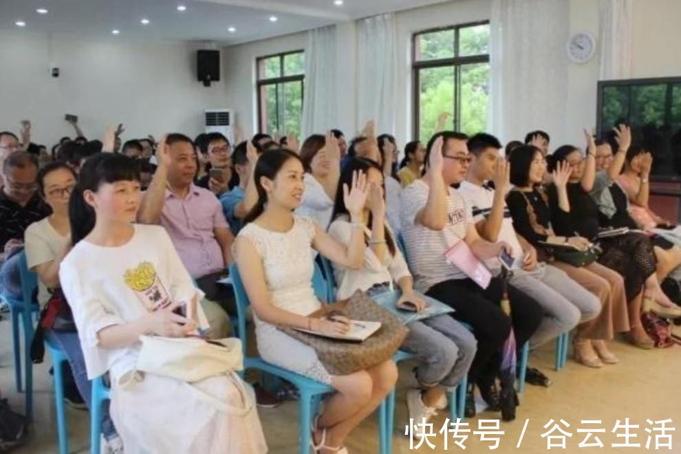 90后|90后辣妈给儿子开家长会,却因穿着惹争议,孩子尴尬抬不起头