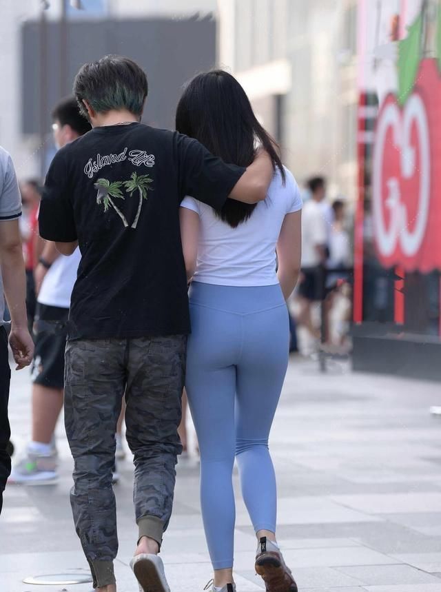 瑜伽裤的搭配尽显时尚魅力，演绎又帅又美气息，美丽动人