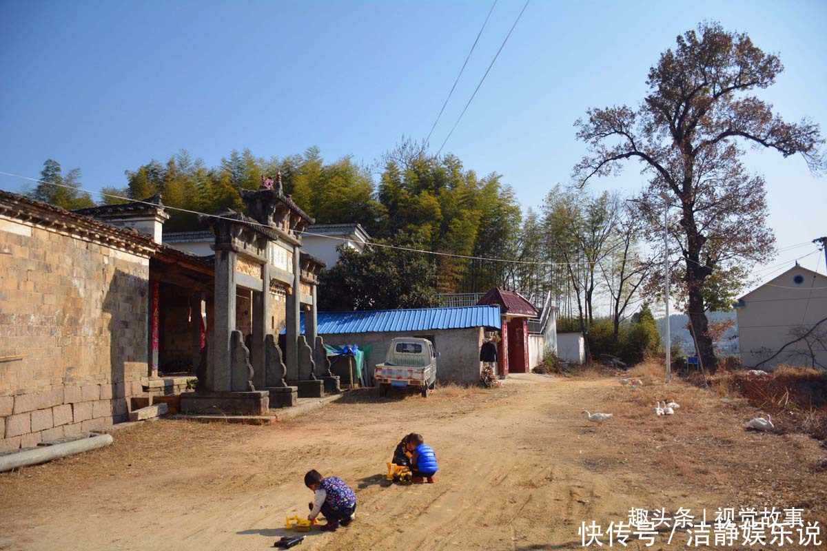 山村牌坊建成290余年，上面刻着“圣旨”二字，传颂一个美丽故事