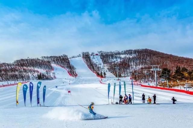 喜讯！圣洁摇篮山滑雪场上00后小伙摘得全国大学生滑雪挑战赛银牌！